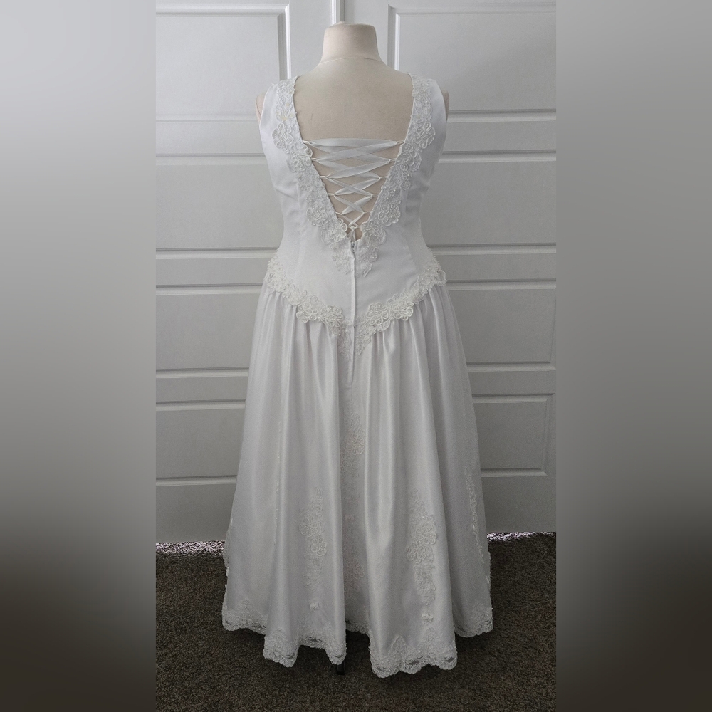White Satin Sleeveless Wedding Dress Ballgown - Picture 5 of 8